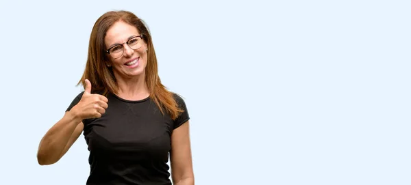 Frau Mittleren Alters Mit Schwarzem Hemd Und Brille Lächelt Breit — Stockfoto