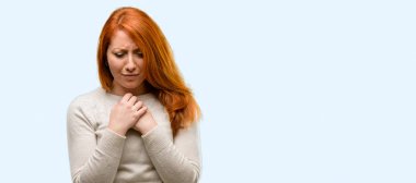 Depresif üzgün duygu üzerinde mavi arka plan izole ifade üzüntü dolu ağlayan güzel genç Kızıl saçlı kadın