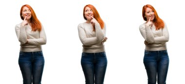 Genç güzel kızıl saçlı kadın kendinden emin ve mutlu bir büyük doğal gülümseme gülmek ile