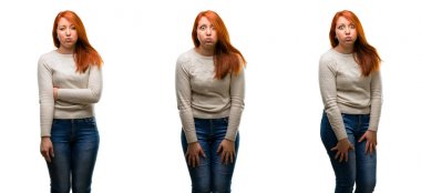 Yüz komik yapma eğleniyor yanakları şişirme genç güzel kızıl saçlı kadın