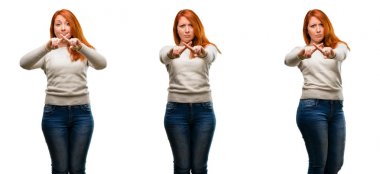 Genç güzel kızıl saçlı kadın kötü tutum yapma dur ile rahatsız Hayır, güvenlik, savunma veya kısıtlama, belki iterek ifade el ile kayıt