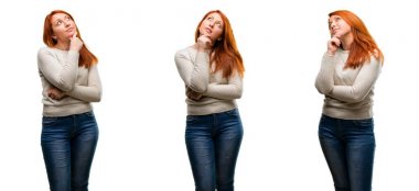 Düşünme ve şüphe ve merak ifade arıyorum genç güzel kızıl saçlı kadın