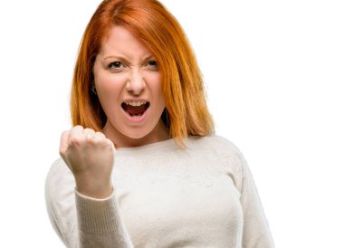 Güzel genç Kızıl saçlı kadın mutlu ve heyecanlı kazanan jest ifade. Beyaz arka plan üzerinde izole başarılı ve kutluyor zafer, muzaffer