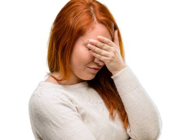 Güzel genç Kızıl saçlı kadın stresli el beyaz arka plan üzerinde izole baş, yorgun ve sinirli tutmak