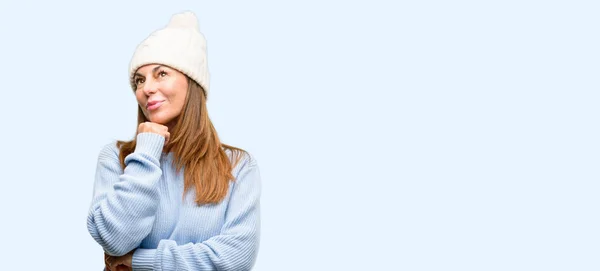 Mulher Meia Idade Usando Boné Inverno Pensando Olhando Para Cima — Fotografia de Stock