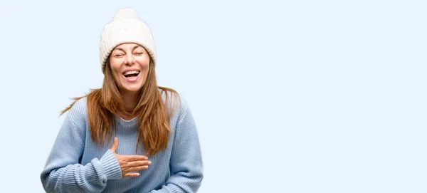 Mulher Meia Idade Usando Boné Inverno Confiante Feliz Com Grande — Fotografia de Stock