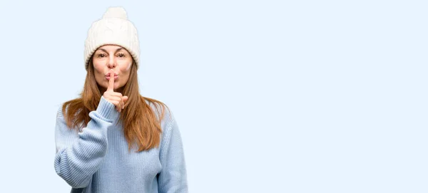 Midden Leeftijd Vrouw Dragen Van Wol Winter Cap Met Wijsvinger — Stockfoto