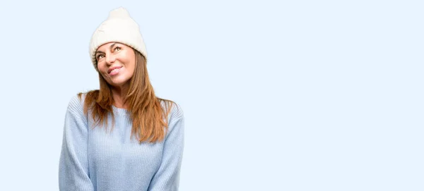 Μέσης Ηλικίας Γυναίκα Που Φοράει Καπάκι Χειμώνα Μαλλί Σκέψης Και — Φωτογραφία Αρχείου