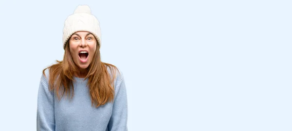 Femme Âge Moyen Portant Une Casquette Hiver Laine Stressante Terrifiée — Photo