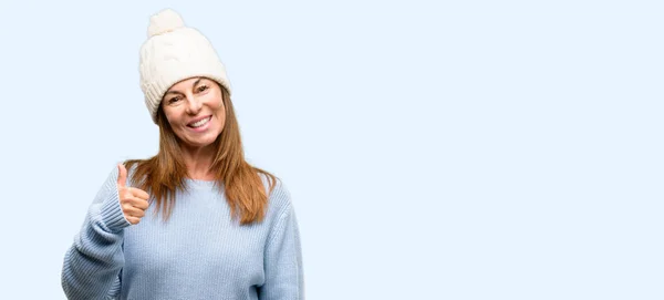 Středního Věku Žena Nosí Vlny Zimní Čepici Usmívá Široce Ukazuje — Stock fotografie