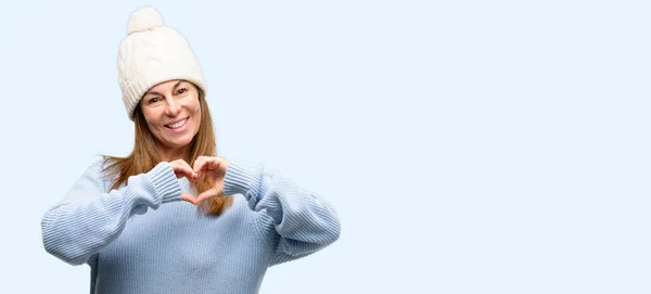 Жінка Середнього Віку Вовняній Зимовій Шапці Щаслива Демонструючи Любов Руками — стокове фото