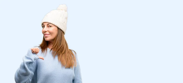 Donna Mezza Età Indossando Lana Cappello Invernale Orgoglioso Eccitato Arrogante — Foto Stock