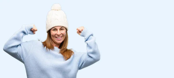Μέσης Ηλικίας Γυναίκα Που Φοράει Μαλλί Χειμώνας Καπ Χαρούμενος Και — Φωτογραφία Αρχείου