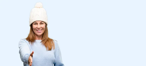 Μέσης Ηλικίας Γυναίκα Που Φοράει Καπάκι Χειμώνα Μαλλί Κρατά Χέρια — Φωτογραφία Αρχείου