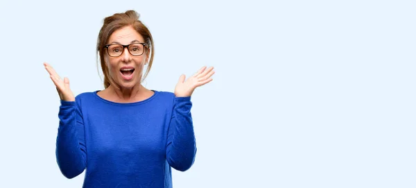 Mulher Meia Idade Vestindo Camisola Óculos Alegres Surpresos Expressando Wow — Fotografia de Stock