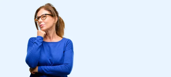 Mulher Meia Idade Vestindo Suéter Óculos Pensando Olhando Para Cima — Fotografia de Stock