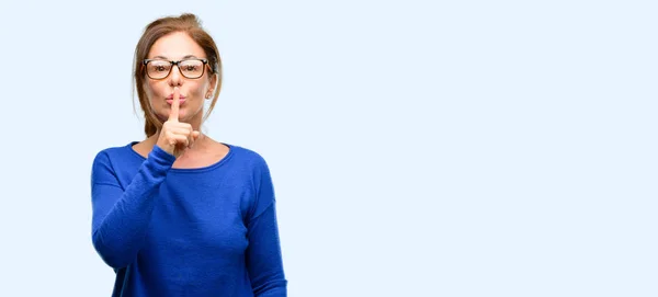 Medelålders Kvinna Bär Ylletröja Och Glasögon Med Pekfinger Läpparna Att — Stockfoto