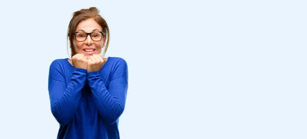 Mulher Meia Idade Vestindo Suéter Óculos Aterrorizado Nervoso Expressando Ansiedade — Fotografia de Stock