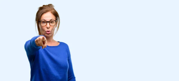 Frau Mittleren Alters Trägt Wollpullover Und Brille Die Nach Vorne — Stockfoto