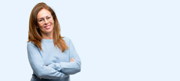 Frau Mittleren Alters Trägt Wollpullover Und Coole Brille Mit Verschränkten — Stockfoto