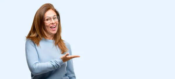 Frau Mittleren Alters Trägt Wollpullover Und Coole Brille Mit Etwas — Stockfoto