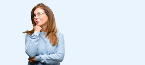 Frau Mittleren Alters Die Wollpullover Und Coole Brille Trägt Denkt — Stockfoto