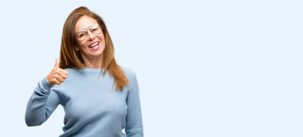 Frau Mittleren Alters Wollpullover Und Cooler Brille Lächelt Breit Und — Stockfoto