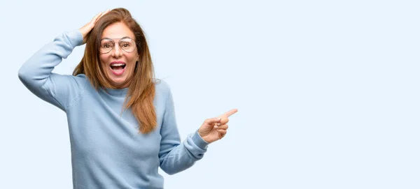 Frau Mittleren Alters Trägt Wollpullover Und Coole Brille Die Seitlich — Stockfoto