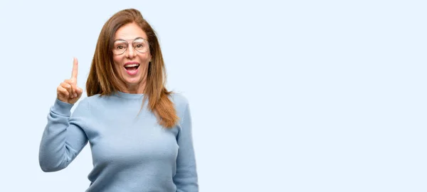 Frau Mittleren Alters Trägt Wollpullover Und Coole Brille Die Seitlich — Stockfoto