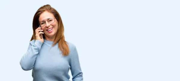 Frau Mittleren Alters Trägt Wollpullover Und Coole Brille Glücklich Reden — Stockfoto