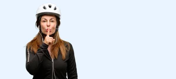 Mujer Ciclista Mediana Edad Que Usa Auriculares Con Dedo Índice —  Fotos de Stock