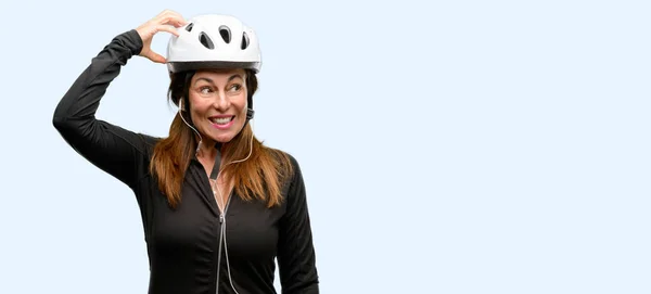 Žena Středního Věku Cyklista Pomocí Sluchátka Pochybnosti Výraz Mást Zvědavý — Stock fotografie