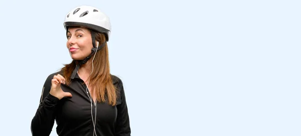 Medioevo Ciclista Donna Utilizzando Auricolari Orgoglioso Eccitato Arrogante Che Punta — Foto Stock