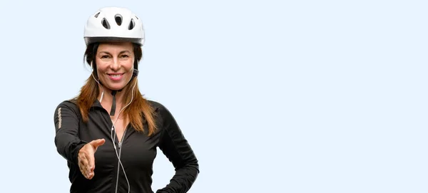 Middle Age Cyclist Woman Using Earphones Holds Hands Welcoming Handshake — Stock Photo, Image