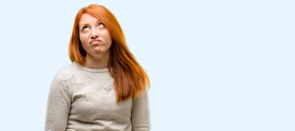 Mulher Ruiva Bonita Fazendo Cara Engraçada Enganando Isolado Sobre Fundo — Fotografia de Stock