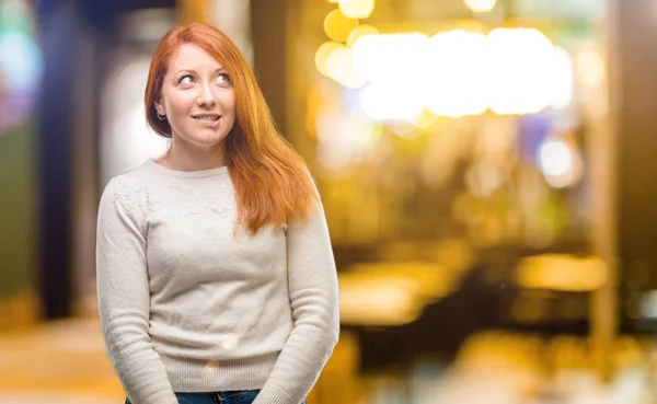 Vacker Ung Rödhårig Kvinna Självsäker Och Glad Med Ett Stort — Stockfoto