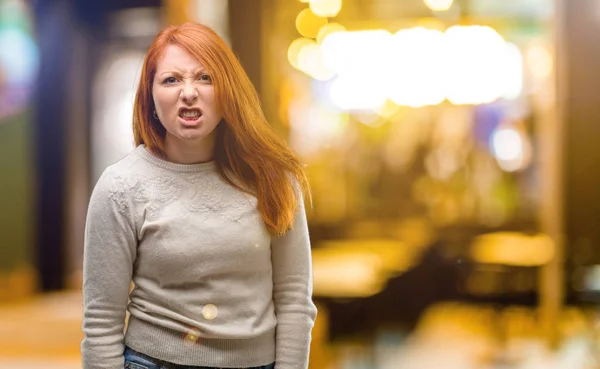 Mulher Ruiva Jovem Bonita Com Raiva Carrancas Estressantes Rosto Insatisfação — Fotografia de Stock