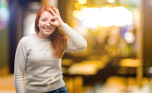 Güzel Genç Kızıl Saçlı Kadın Parmakları Tamam Jest Olarak Kameradan — Stok fotoğraf