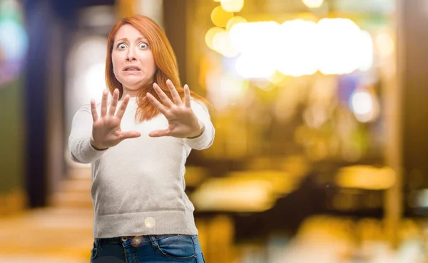 Güzel Genç Kızıl Saçlı Kadın Tiksinti Kızgın Eller Dur Hareketle — Stok fotoğraf