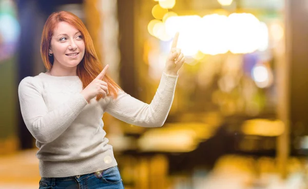 Geceleri Uzak Yan Parmak Ile Işaret Güzel Genç Kızıl Saçlı — Stok fotoğraf