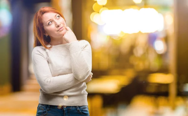 Mooie Jonge Roodharige Vrouw Denken Opzoeken Uiten Twijfel Vraag Bij — Stockfoto