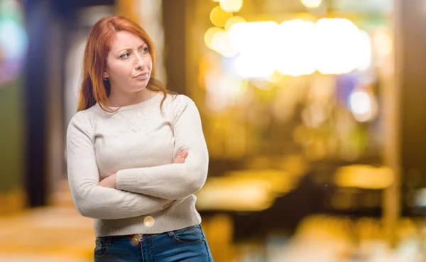 Güzel Genç Kızıl Saçlı Kadın Sinirli Öfkeli Olumsuz Duygu Gece — Stok fotoğraf