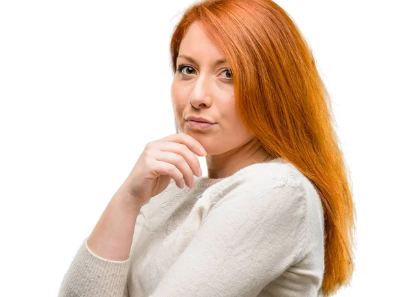 美丽的年轻红头发的女人思考与聪明的脸孤立的白色背景 — 图库照片