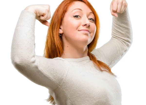 Krásná Mladá Zrzka Žena Zobrazeno Biceps Vyjadřující Sílu Tělocvičně Koncept — Stock fotografie