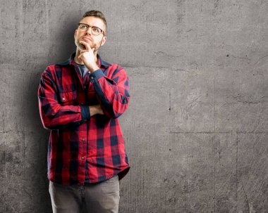 Şüphe ifade, şaşırtmak ve kavramı, belirsiz gelecek merak ediyorum genç yakışıklı adam