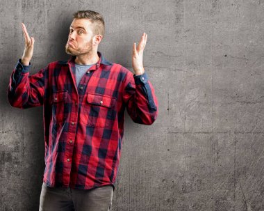 Şüphe ifade, şaşırtmak ve kavramı, belirsiz gelecek merak ediyorum genç yakışıklı adam