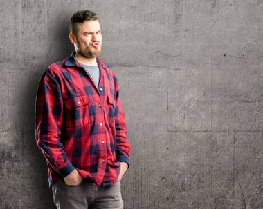 Yakışıklı delikanlı komik surat dalga yapma