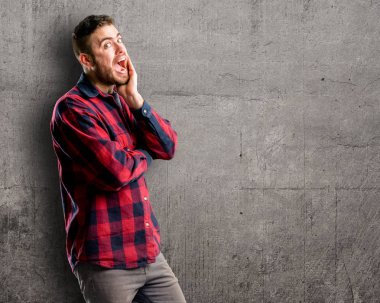 Genç yakışıklı adam mutlu ve ifade wow jest tezahürat