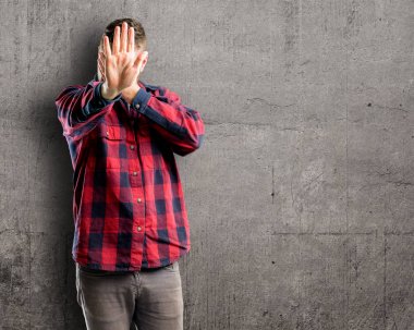 Genç yakışıklı adam stresli ve utangaç baş, yorgun ve sinirli el tutmak