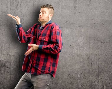 Şüphe ifade, şaşırtmak ve kavramı, belirsiz gelecek merak ediyorum genç yakışıklı adam